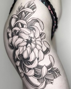 tatuaje_blackwork_crisantemo_pierna_muslo